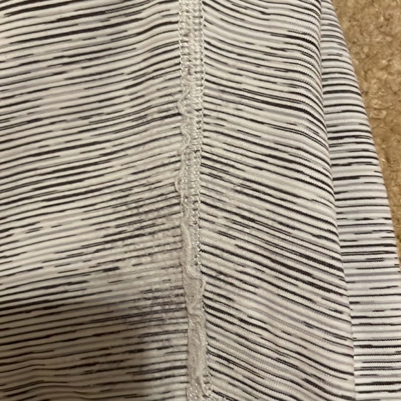 lulu capri leggings, size 4 - Picture 4 of 4